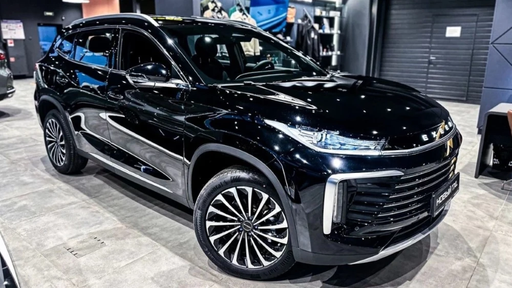 Exeed TXL сзади в автосалоне у дилера купить новый аксель архангельск