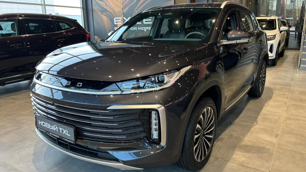 Exeed TXL сзади в автосалоне у дилера купить новый автоград-восток тюмень