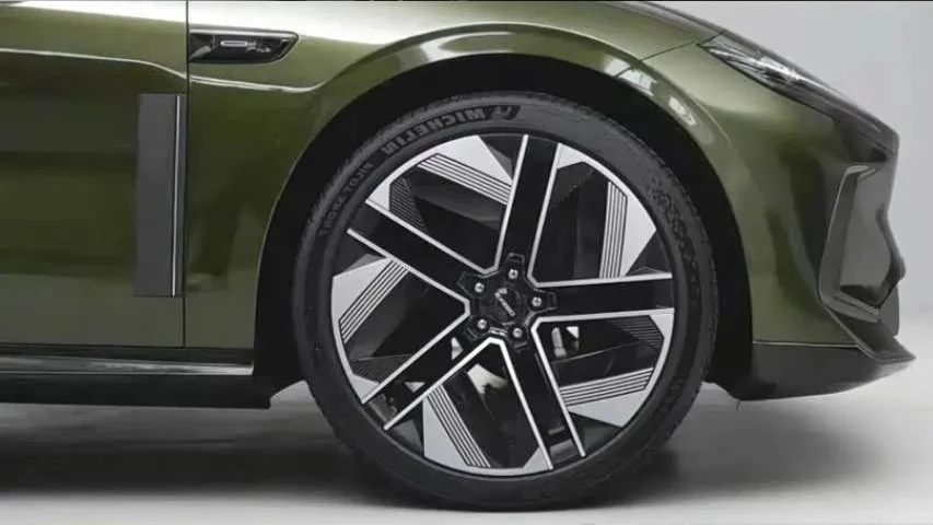 Exeed Exlantix ES7 GT сзади наклон задней стойки колесные диски