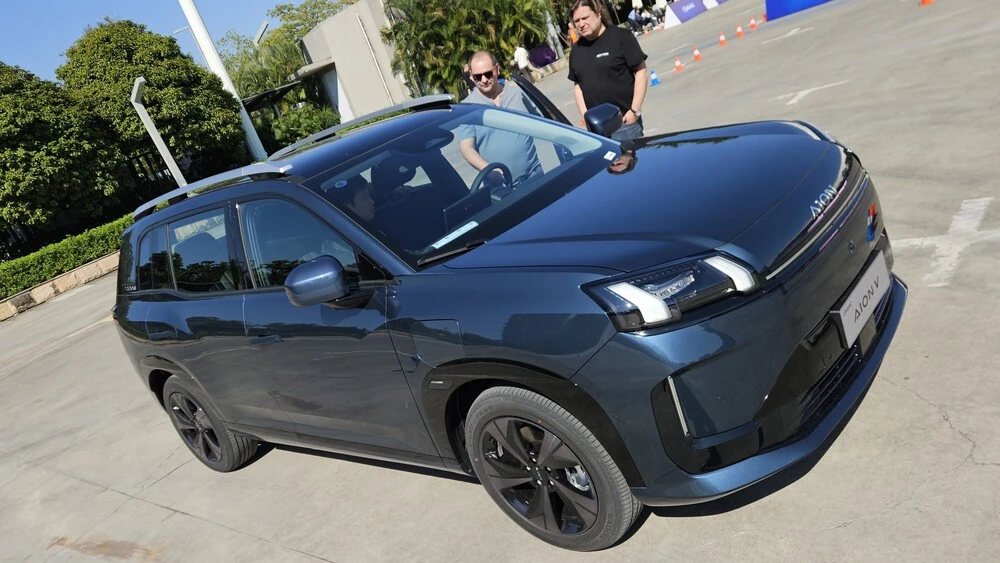 aion v тест в китае сбоку спереди