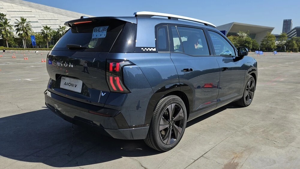 aion v тест в китае сбоку сзади