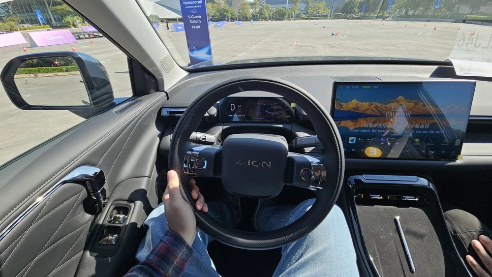 aion v тест в китае салон интерьер водитель за рулем