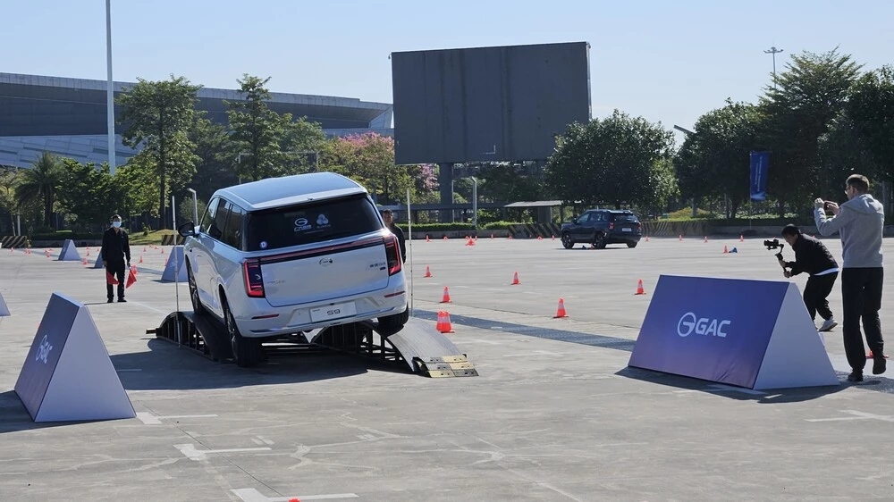 GAC S9 тест в китае сзади препятствие полный привод