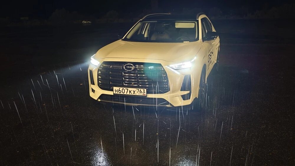 GAC GS4 AWD спереди вечерний свет фары