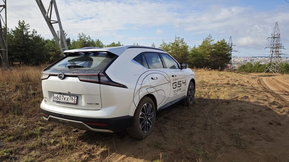 GAC GS4 AWD сбоку сзади на бездорожье полный привод