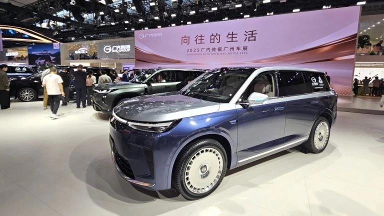 gac автосалон гуанчжоу 2025 стенд новинки gac s7 сбоку спереди