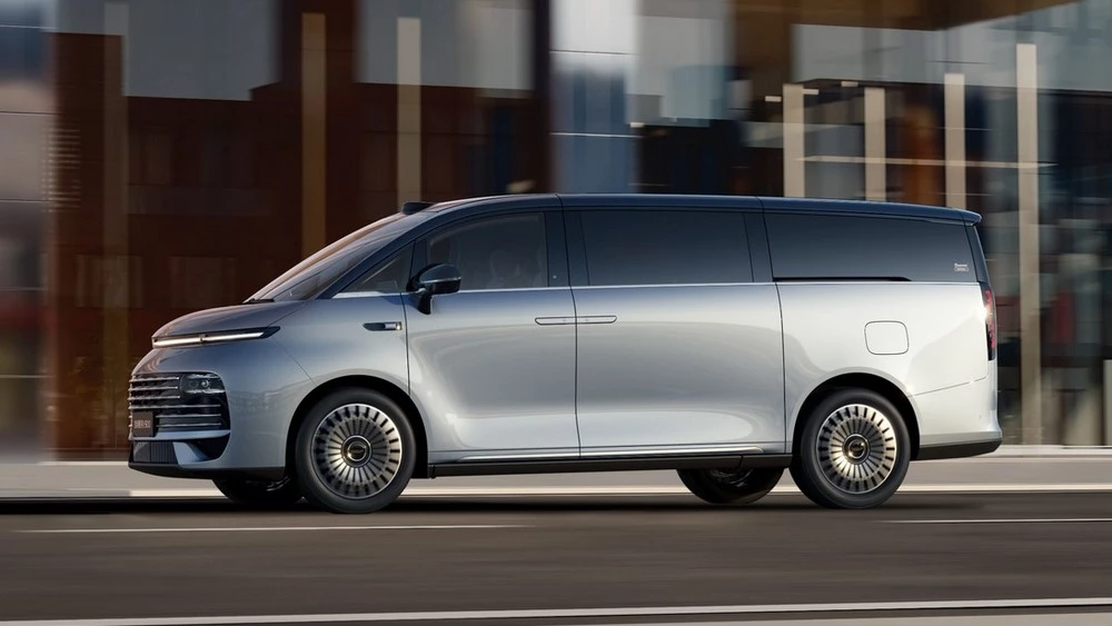 Гибридный минивэн Geely Galaxy V900 сбоку спереди в динамике