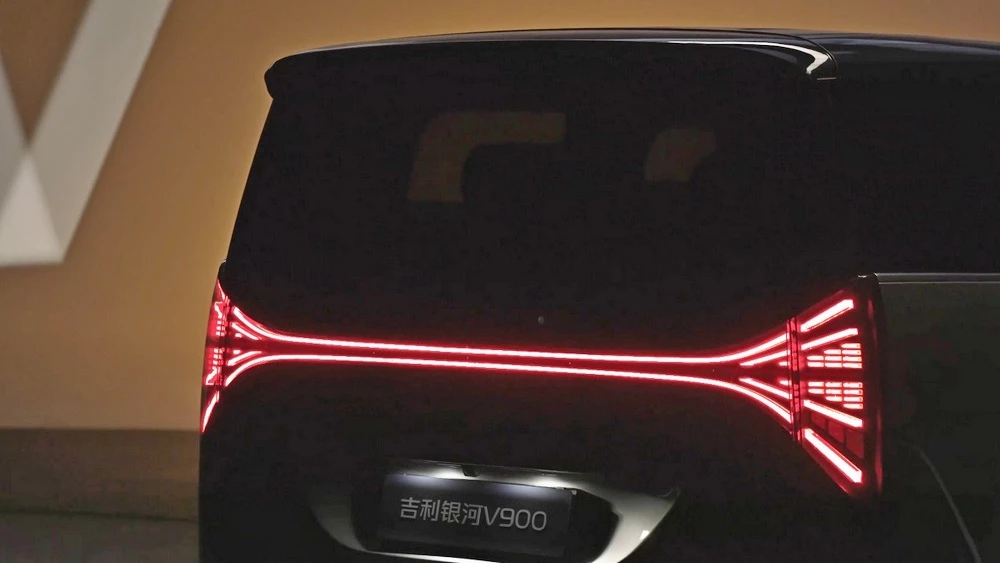 Гибридный минивэн Geely Galaxy V900 сзади тизер