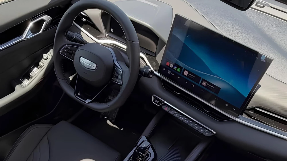 Обновленный Geely Coolray анонсировали для глобального рынка салон черный 