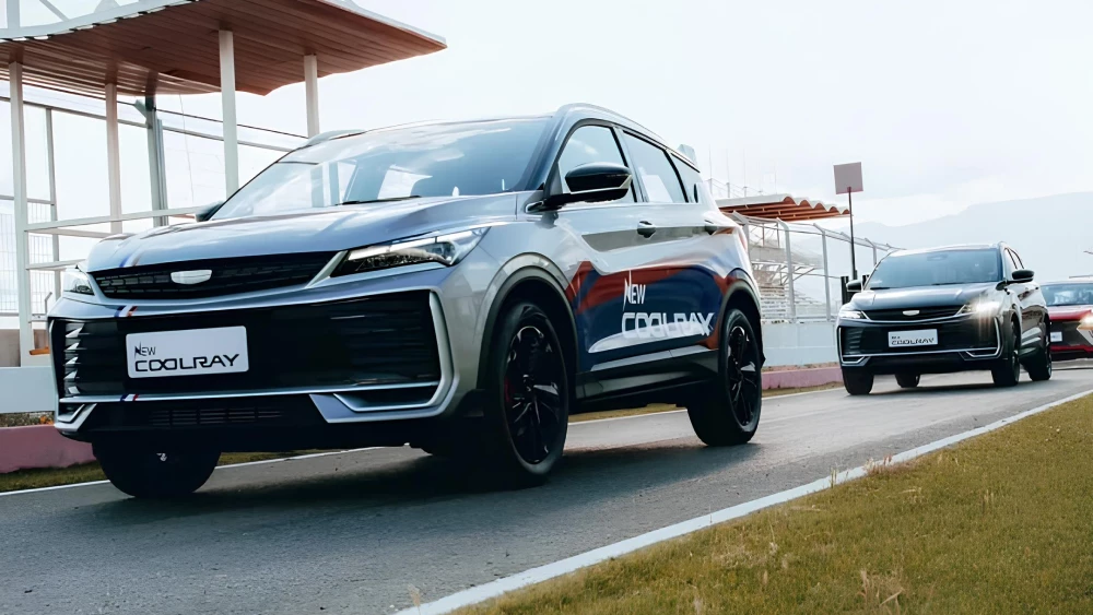 Обновленный Geely Coolray анонсировали для глобального рынка сбоку спереди кроссовер