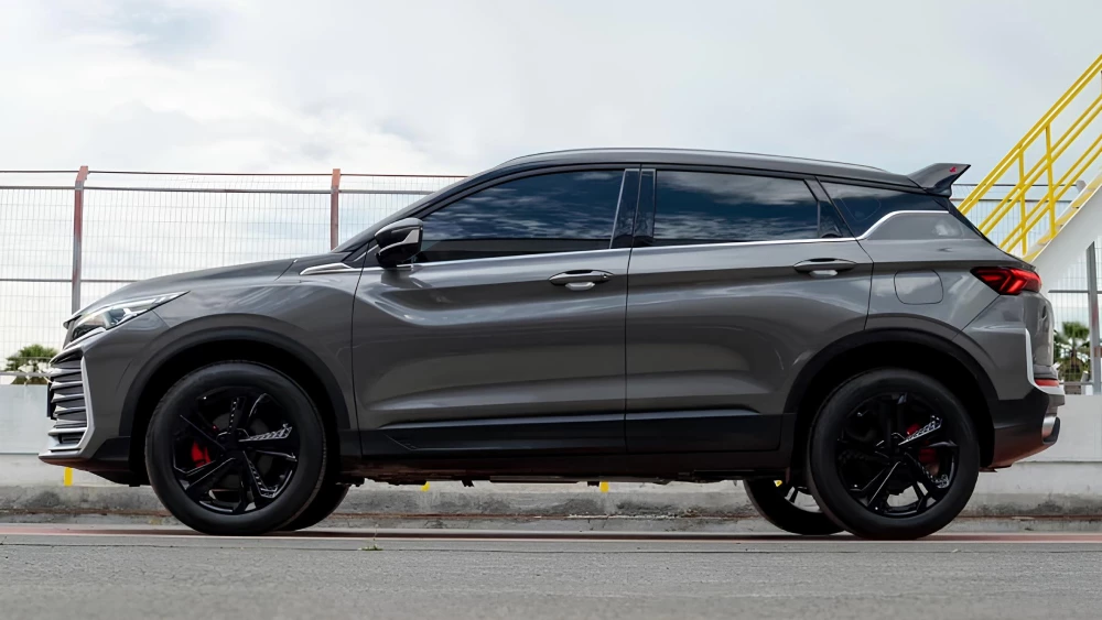 Обновленный Geely Coolray анонсировали для глобального рынка сбоку кроссовер