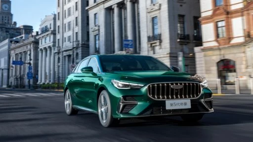 Новый Geely Emgrand V поколения вышел в заказ в Китае седан зеленый сбоку спереди цены комплектации
