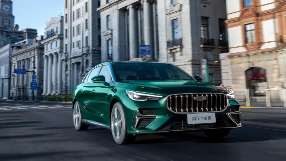 Седан до миллиона. Новый Geely Emgrand пятого поколения вышел в заказ в Китае Новый Geely Emgrand V поколения вышел в заказ в Китае седан зеленый сбоку спереди цены комплектации