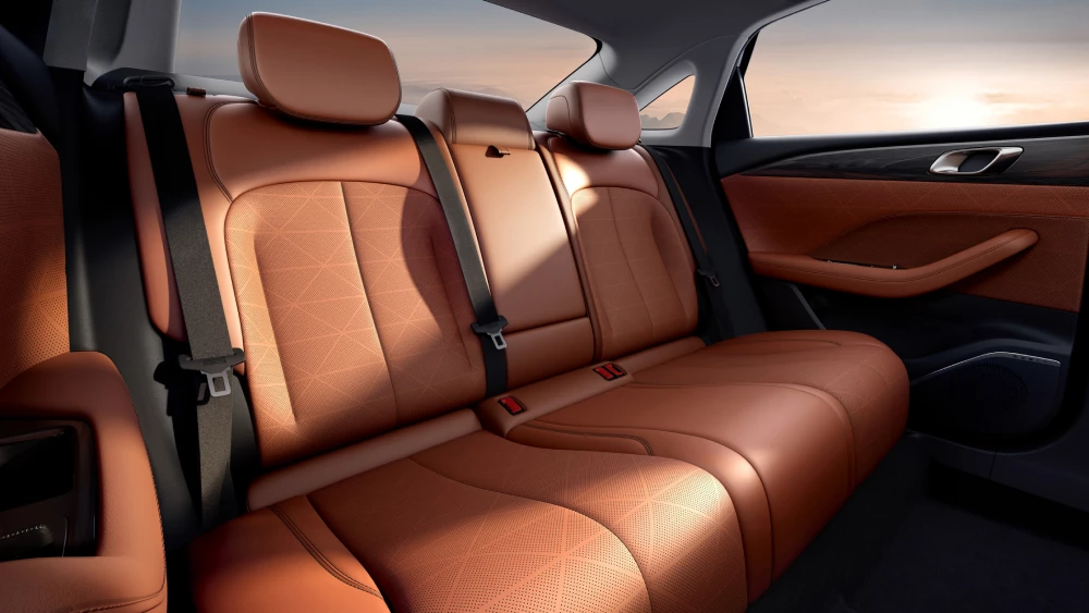 Новый Geely Emgrand V поколения вышел в заказ в Китае салон коричневый