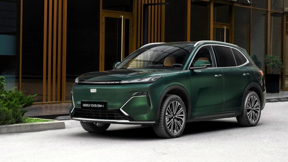 гибридный кроссовер geely ex5 em-i спереди сбоку