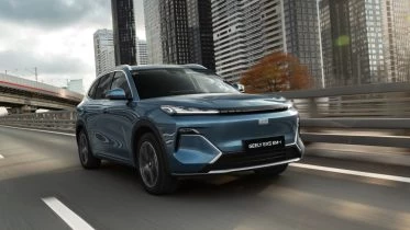 гибридный кроссовер geely ex5 em-i спереди сбоку