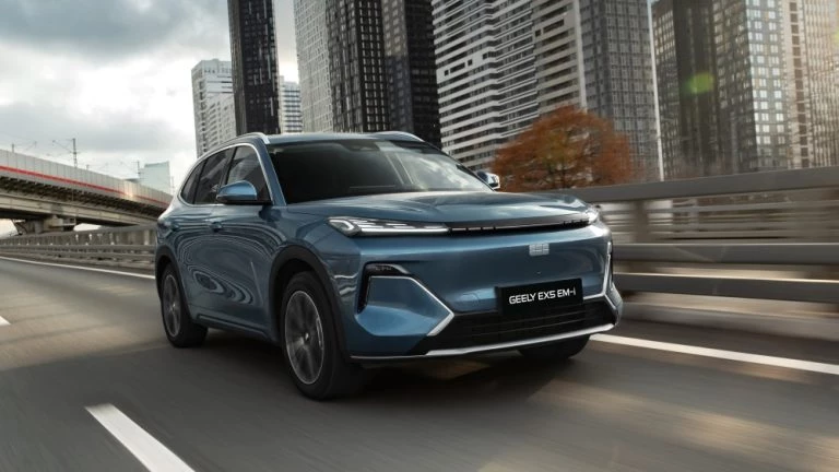 гибридный кроссовер geely ex5 em-i спереди сбоку