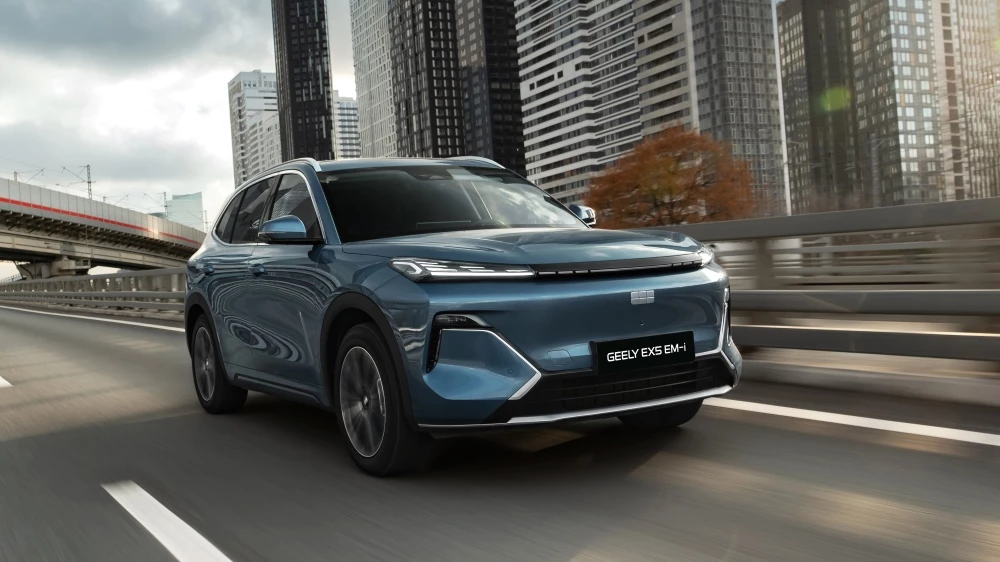 гибридный кроссовер geely ex5 em-i спереди сбоку