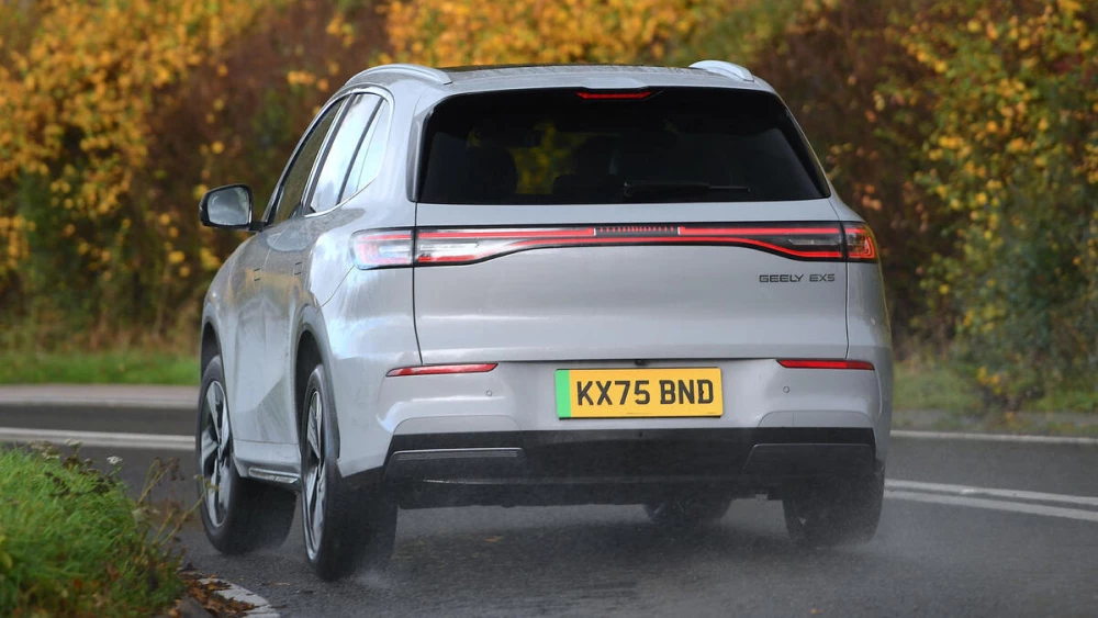 Старейшее автомобильное издание протестировало Geely EX5 электромобиль электрический кроссовер сбоку сзади