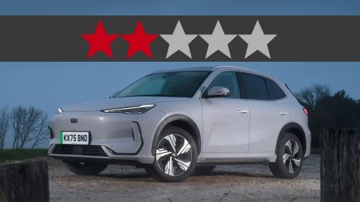 Старейшее автомобильное издание протестировало Geely EX5 электромобиль электрический кроссовер сбоку спереди