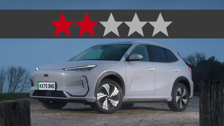 Старейшее автомобильное издание протестировало Geely EX5 электромобиль электрический кроссовер сбоку спереди