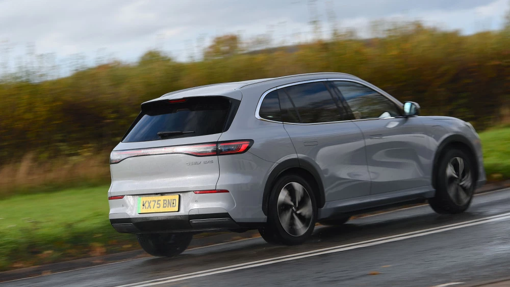 Старейшее автомобильное издание протестировало Geely EX5 электромобиль электрический кроссовер сбоку сзади