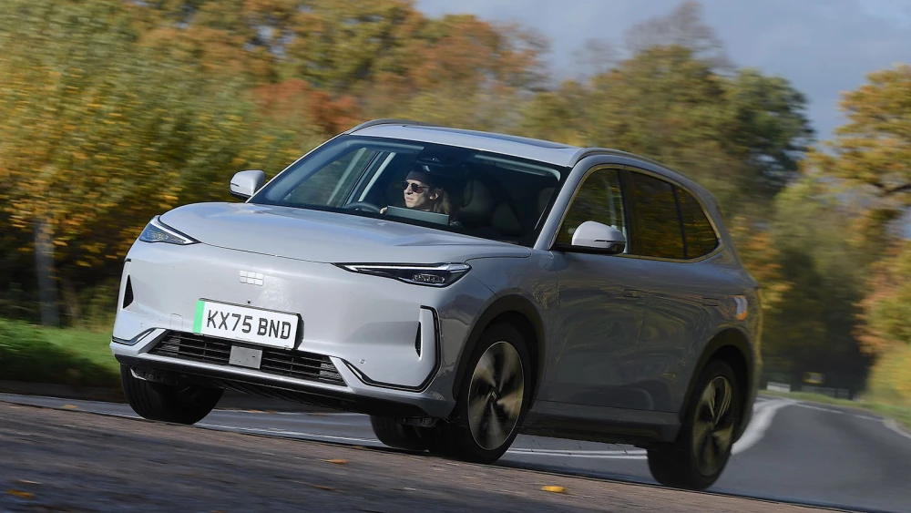 Старейшее автомобильное издание протестировало Geely EX5 электромобиль электрический кроссовер сбоку спереди