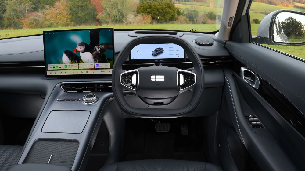 Старейшее автомобильное издание протестировало Geely EX5 электромобиль электрический кроссовер салон черный