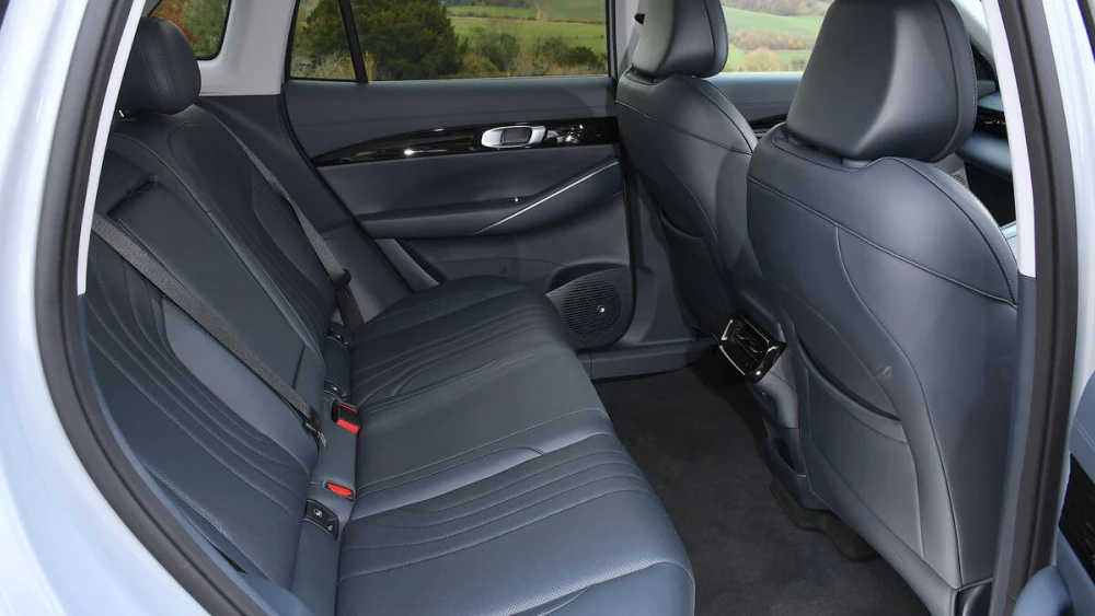 Старейшее автомобильное издание протестировало Geely EX5 электромобиль электрический кроссовер салон черный задний ряд сидений