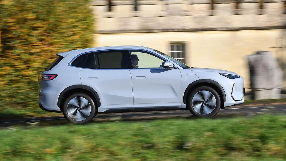 Старейшее автомобильное издание протестировало Geely EX5 электромобиль электрический кроссовер сбоку