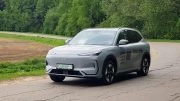 Geely EX5 в динамике сбоку спереди белорусской сборки в беларуси