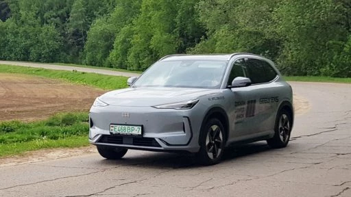 Geely EX5 в динамике сбоку спереди белорусской сборки в беларуси