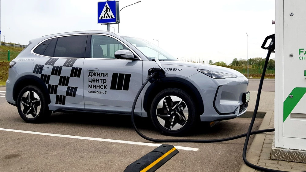 Geely EX5 сбоку белорусской сборки в беларуси на зарядке