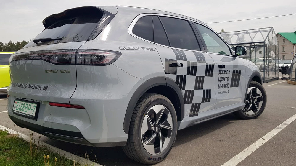 Geely EX5 сбоку сзади белорусской сборки в беларуси