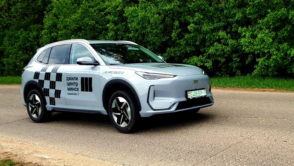 Geely EX5 в динамике сбоку спереди белорусской сборки в беларуси