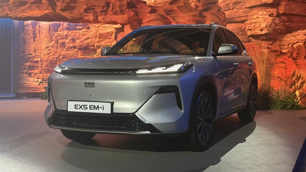 Кроссовер Geely Galaxy EX5 EM-i сбоку спереди Казахстан презентация