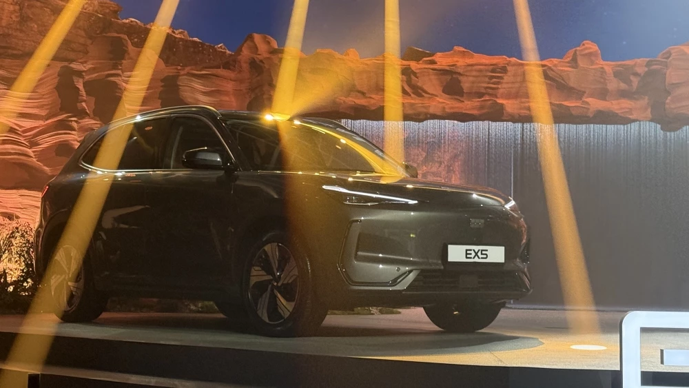 Кроссовер Geely Galaxy EX5 сбоку спереди Казахстан презентация