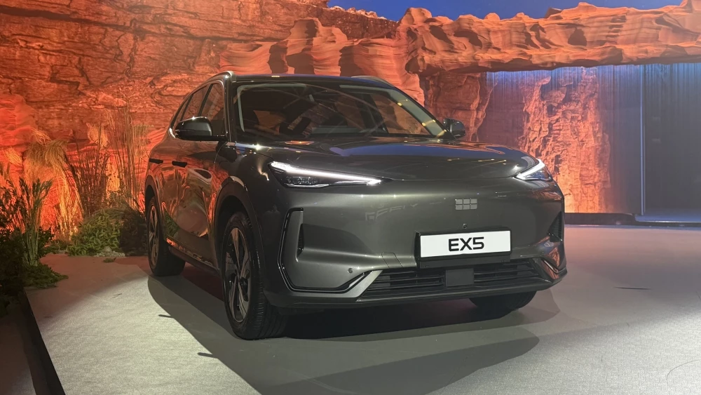 Кроссовер Geely Galaxy EX5 сбоку спереди Казахстан презентация