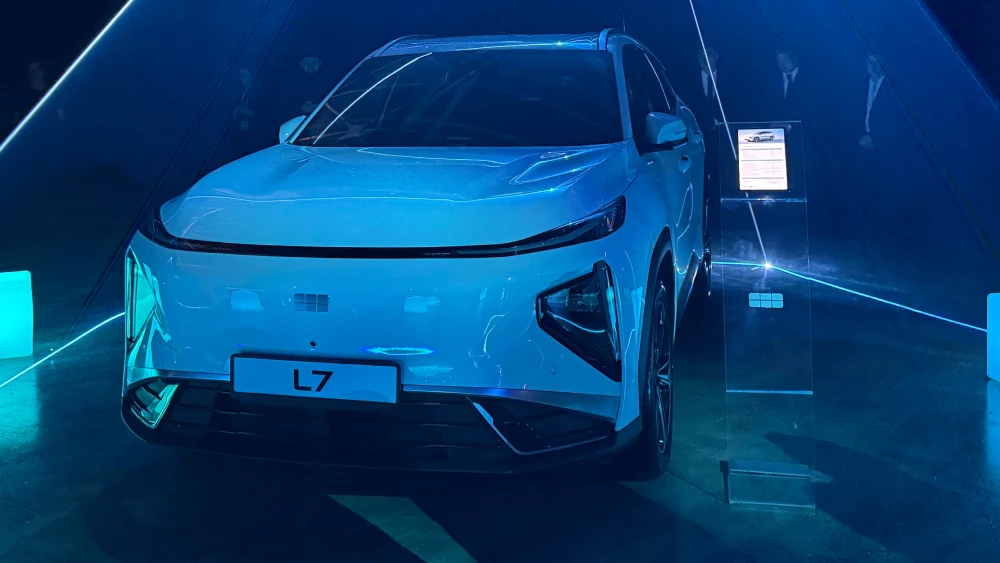 geely galaxy l7 кроссовер гибрид сбоку спереди белый казахстан 2026