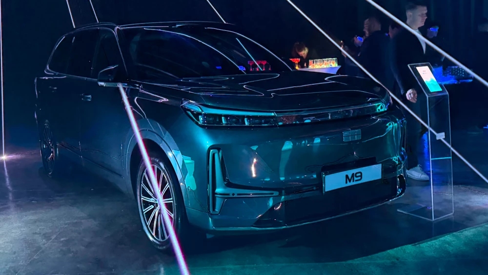 geely galaxy m9 кроссовер гибрид сбоку спереди серый казахстан 2026