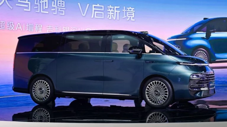 Премиальный минивэн Geely Galaxy V900 представили в Китае гибридный сбоку спереди