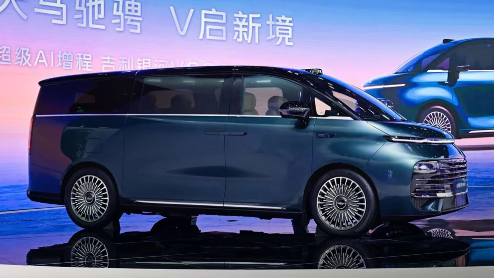 Минивэн Geely Galaxy V900 представили в Китае. Большой салон и свыше 1000 км запаса хода Премиальный минивэн Geely Galaxy V900 представили в Китае гибридный сбоку спереди