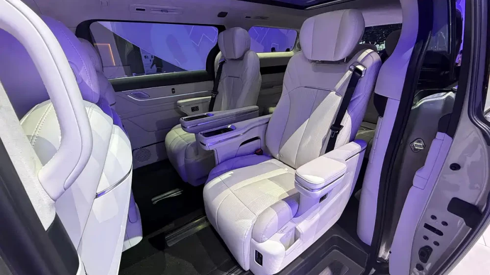 Премиальный минивэн Geely Galaxy V900 представили в Китае гибридный салон