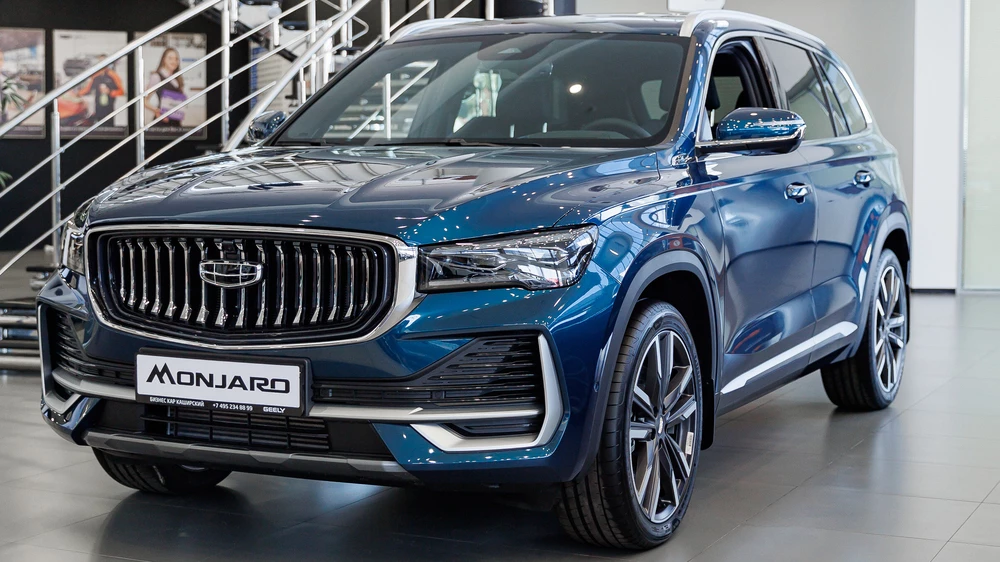 Geely Monjaro в автосалоне дилер бизнес кар сбоку спереди купить