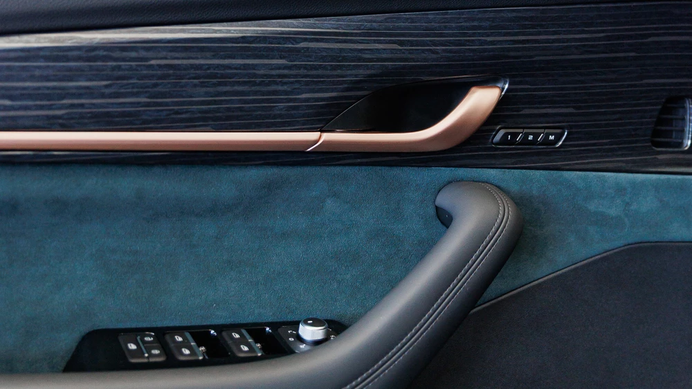 Geely Monjaro в автосалоне дилер бизнес кар дверные карты купить