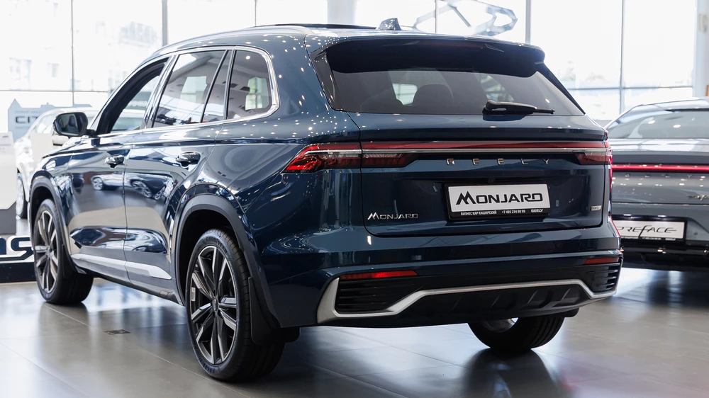 Geely Monjaro в автосалоне дилер бизнес кар сбоку сзади купить