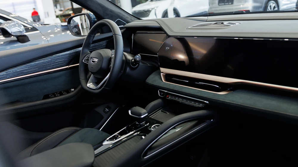 Geely Monjaro в автосалоне дилер бизнес кар салон интерьер купить