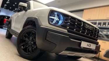 Haval H3 у дилера в автосалоне сбоку спереди аксель мурманск