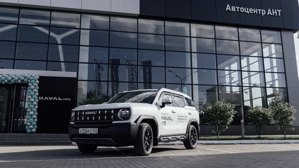 Кроссовер Haval H3 у дилерского центра у автосалона сбоку спереди АНТ в Барнауле