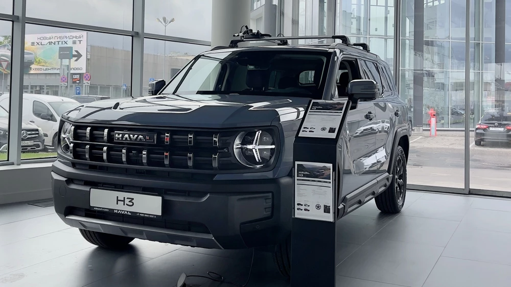 Haval H3 у дилера в автосалоне новый сбоку спереди